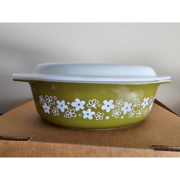 "Crazy Daisy" Pyrex Casserole Dish - Picture 1 of 10